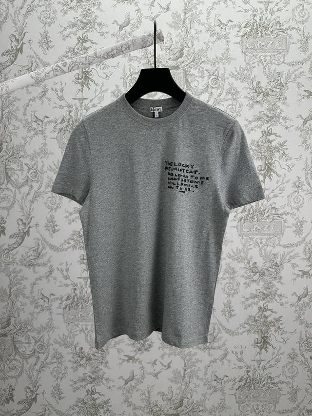 罗意威 25Ss新款Loewe X Louis Wain棉质常规版型 T 恤 混合灰色轻盈棉质 T 恤，胸前饰有刺绣字母，背面饰有 Futurist Cat 十