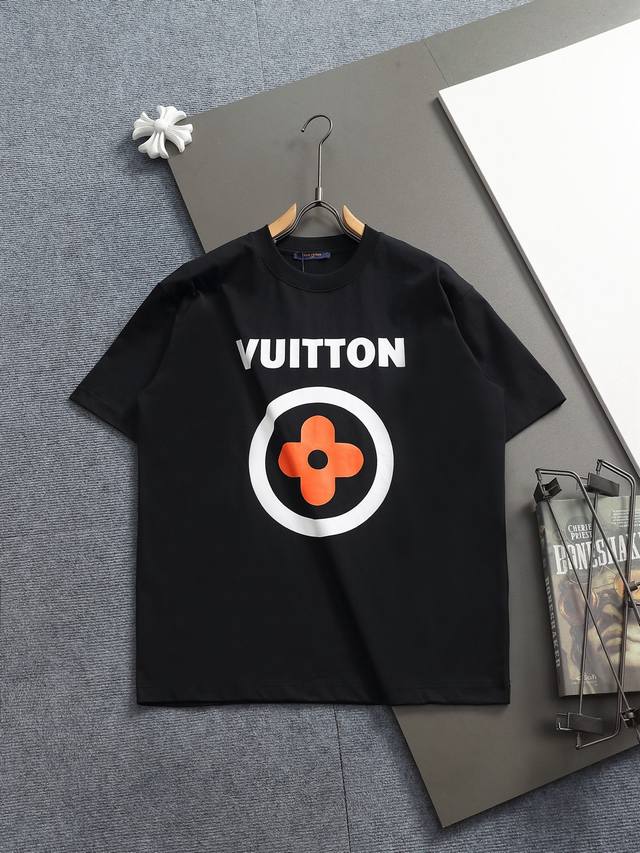 Louis Vuitton 路易威登 1V 微宽版型 S M L Xl DDD 26Ss 1V 新品专柜走秀款 四叶草印花短袖T恤，男女同款！短袖不在千篇一律的
