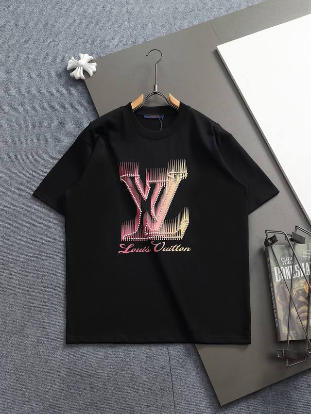 Louis Vuitton 路易威登 1V 微宽版型 S M L Xl DDD 25Ss 1V 新品专柜走秀款 大Logo印花串珠短袖T恤，男女同款！短袖不在千