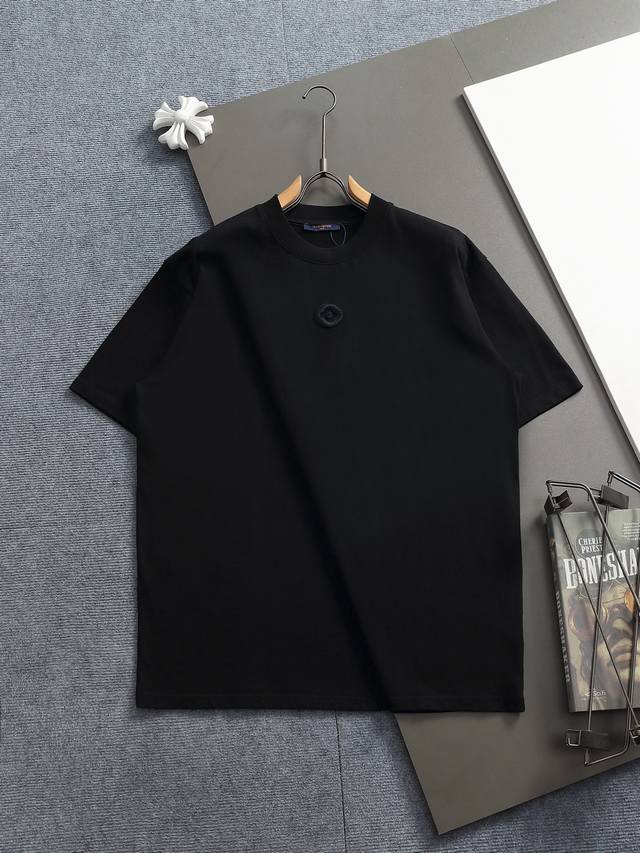 Louis Vuitton 路易威登 1V 微宽版型 S M L Xl DDD 25Ss 1V 新品专柜走秀款 大Logo刺绣短袖T恤，男女同款！短袖不在千篇一