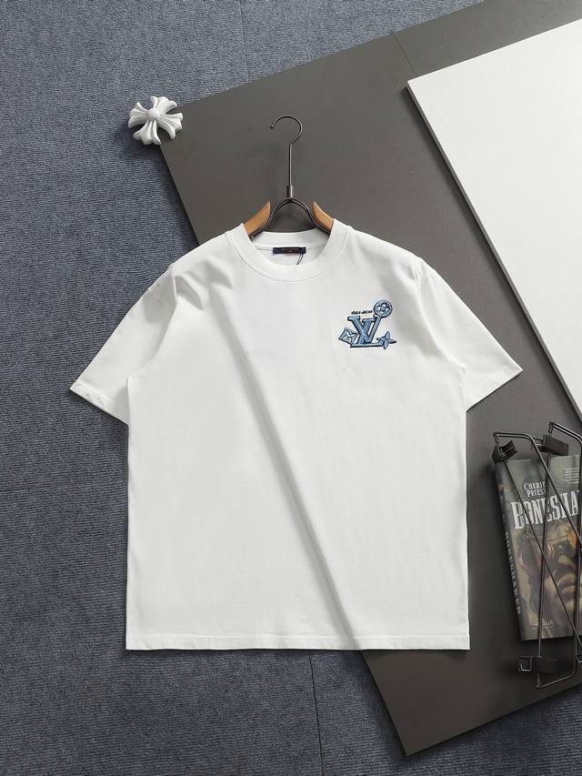 Louis Vuitton 路易威登 1V 微宽版型 S M L Xl DDD 25Ss 1V 新品专柜走秀款 大Logo刺绣短袖T恤，男女同款！短袖不在千篇一