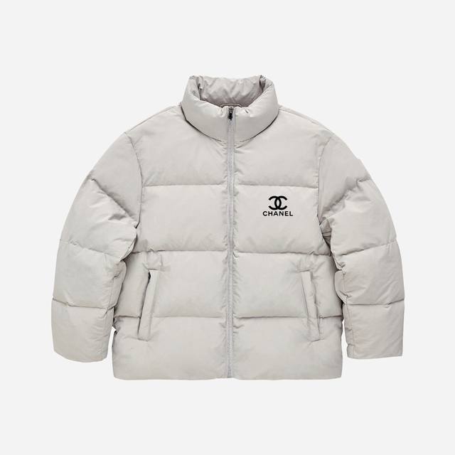 Chanel 香奈儿 双C小标宽松羽绒棉衣棉服立领面包服 DDD 高品质羽绒棉服系列 DDD 面料采用柔软牛津 搭配750新疆羽绒棉高密度充绒 温暖舒适 宽松版