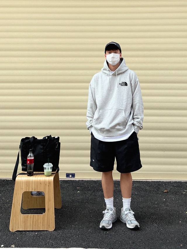 The North Face 北面手绘沙漠冬季加绒重磅连帽卫衣 DDD 甄选顶级奥利绒上身柔软 采用重磅高克纯棉面料 摸到手就能感觉到衣服的完美质感 双层大帽檐