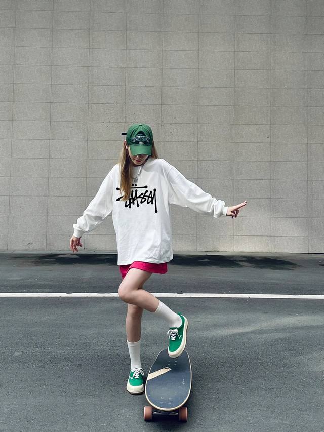 Stussy 斯图西经典情侣加绒圆领卫衣 DDD 商品参数： DDD 面料采用重磅500克华棉 质量天花板 摸到手就是沉甸甸的感觉 DDD 衣服双层内里使衣服更