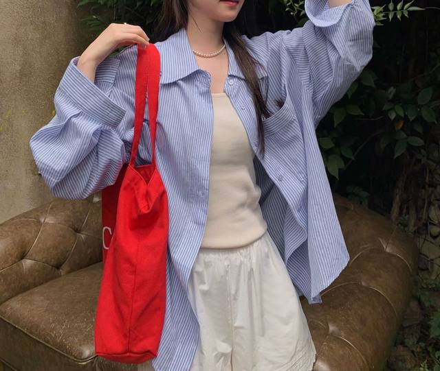 2650春季新款蓝色条纹翻领衬衫新款休闲宽松上衣， 海盐蓝条纹衬衫 春夏刚需氛围感单品 DDD 清爽蓝白条纹自带降温感，视觉上显瘦又显白 DDD 软乎乎的透气面