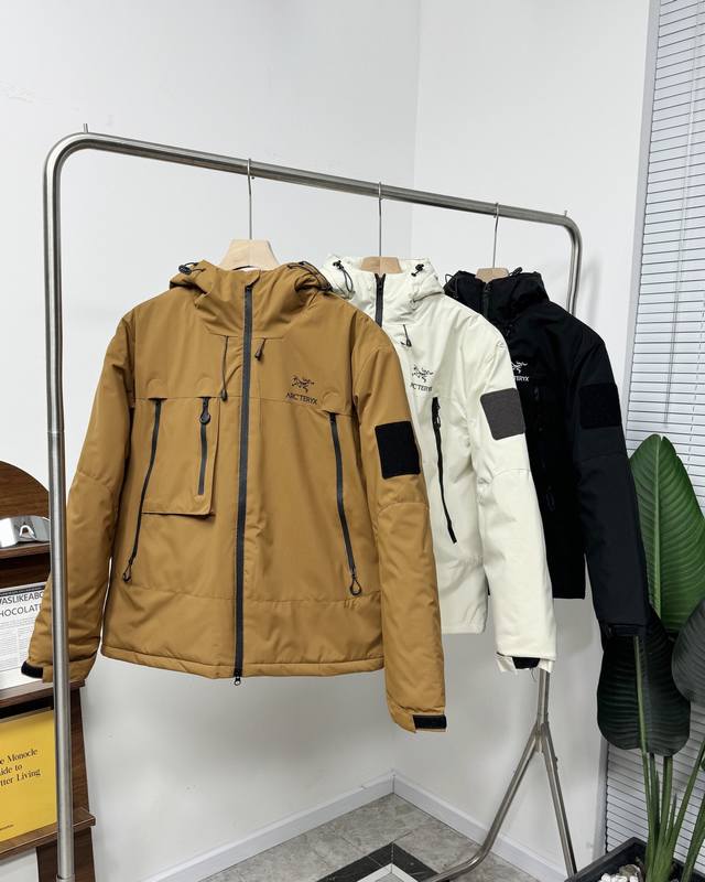 上新 注意只有黑色 DDD 始祖鸟25Ss秋冬户外防风防水连帽加厚保暖棉服。经典百搭永不过时系列，绝佳秋冬出行穿搭必备百搭单品 DDD 采用户外三防科技面料，温