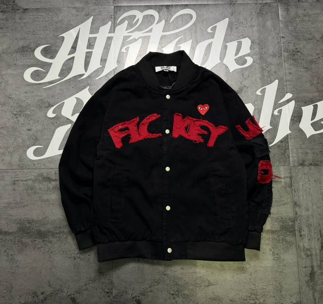 川久保玲米老鼠复古字母贴布绣系列 贴布绣标 棒球服牛仔夹克情侣 DDD 版型立体 硬挺 上身效果非常好 原版品质 随意搓洗不褪色不起球 DDD 万针贴布绣技术