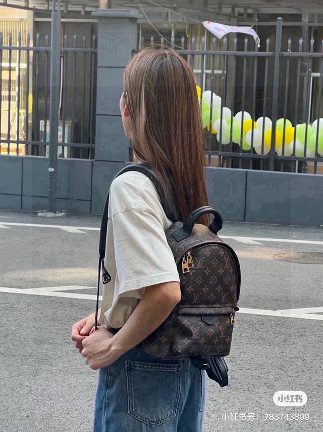 Lv Palm Springs 小号双肩包 DDD 双肩包不二之选！Lv双肩包！ DDD Backpack 双肩包的设计休闲又时髦，可谓是经典中的经典！ DDD