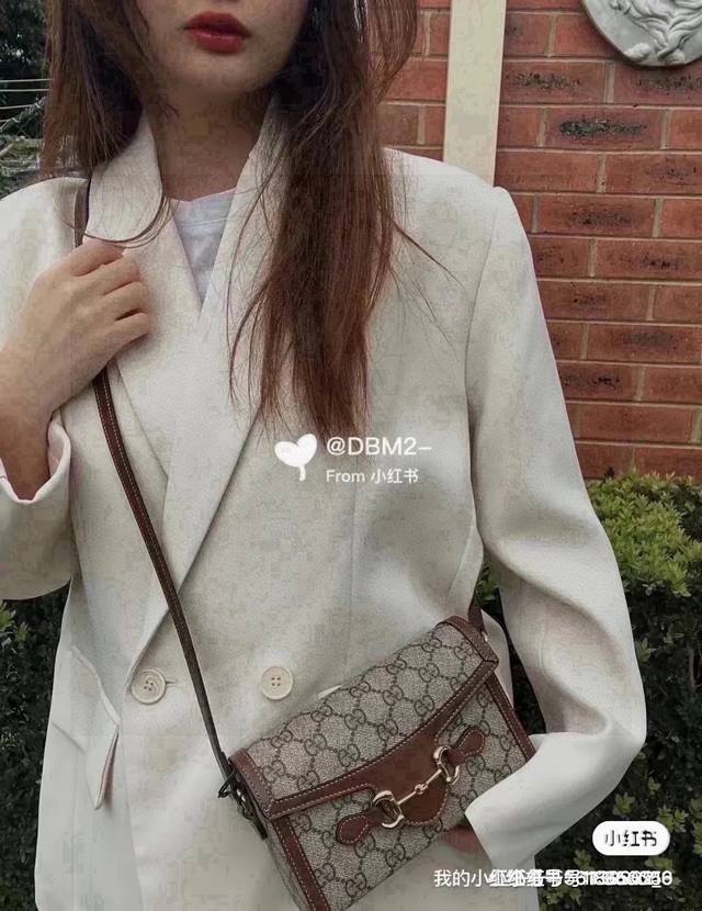 Gucci 古驰 1955 Mini 手机包 DDD 可爱的复古横板小方包，以Gucci经典缇花帆布拼接双G皮革识别标志。 DDD 横版手机包，小巧精致轮廓，背