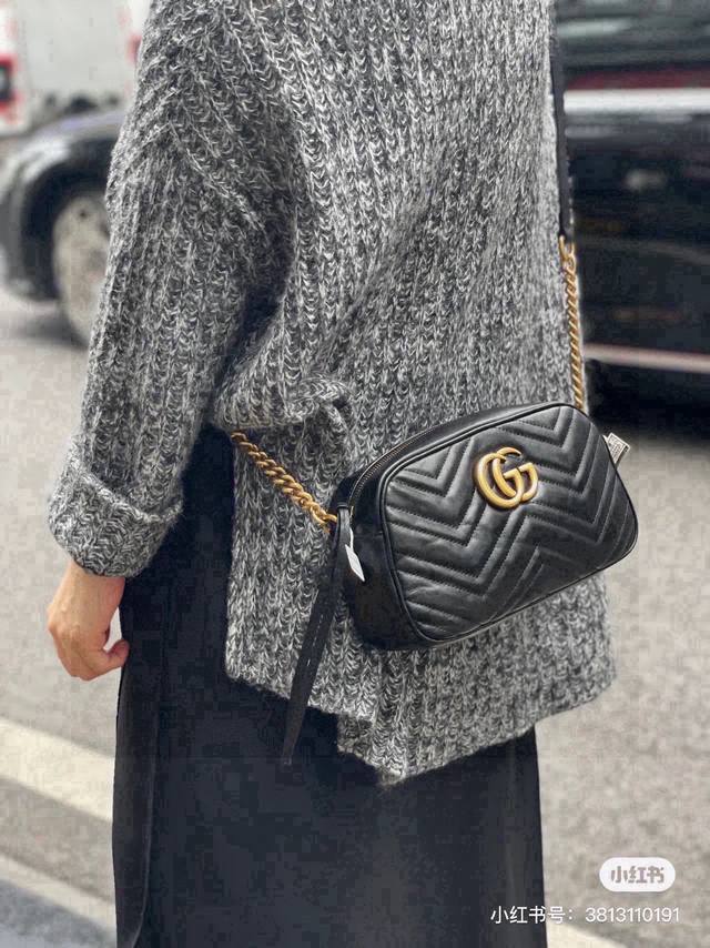 Gucci 古驰Marmont 相机包 DDD 这款有多种配色，黑色毋庸置疑是最受欢迎最经典的了。年龄跨度极强，15岁背到55岁，自己背几年给女儿背也好使！ D