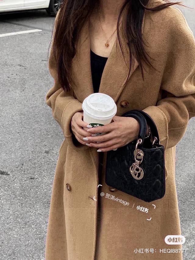 Dior 迪奥戴妃包三格漆皮 DDD 一眼戴妃已定情，此生无悔入Dior ！ DDD 三格小小的，自带年轻感，黑色又显成熟韵味，所以说非常百搭。配小裙子复古俏皮