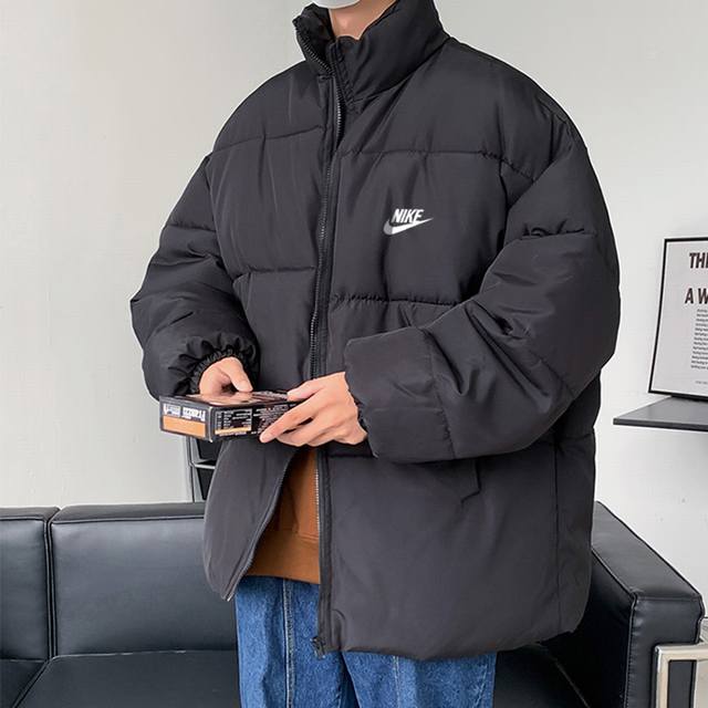 Nike 耐克冬季新款男女款羽绒棉服！爆款上新！冬季衣橱必备的一款人气棉衣， 上身超级好看！ 纯天然手塞羽绒棉填充，每个部分充棉饱满 给人温暖的的视觉感观！前面
