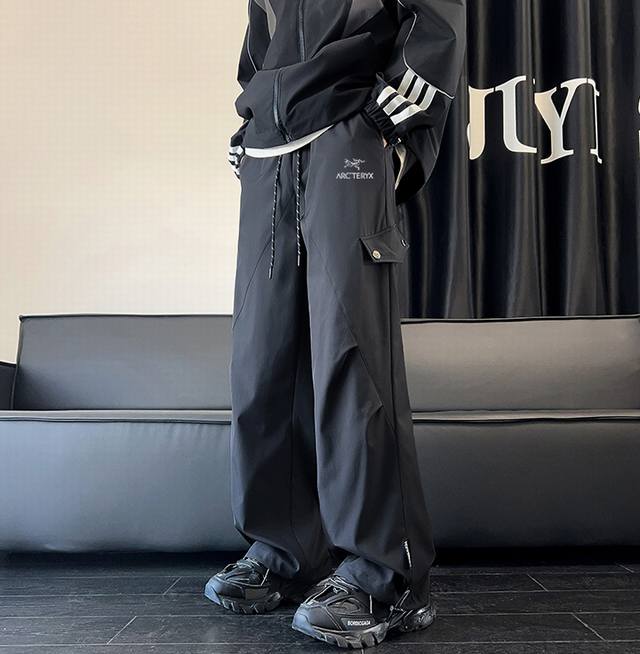 加绒加厚 Arc'teryx 始祖鸟海外户外防水冲锋裤，男女同款休闲裤，今年流行的面料，小红书主播推荐，上身质感满满，版型立体，完美修饰腿型，可随意日常搭配，不