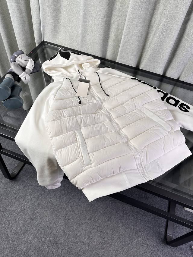 特价 剩Xxl潮牌 阿迪达斯三叶草 羽绒棉服！ DDD 棒球服小红书 抖音爆款众明星纷纷上身！ DDD 采用原厂客供防风面料，选用优质塔丝绒和高端羽绒棉夹层内里