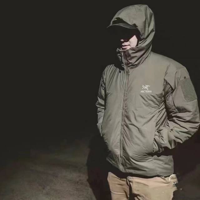 Arc’Teryx始祖鸟军版Leaf阿童木户外防风保暖连帽棉衣 Lt轻量化棉服 DDD 这款棉服有三色可选，简约大气的色彩搭配，满足不同场合与个性需求。 DDD