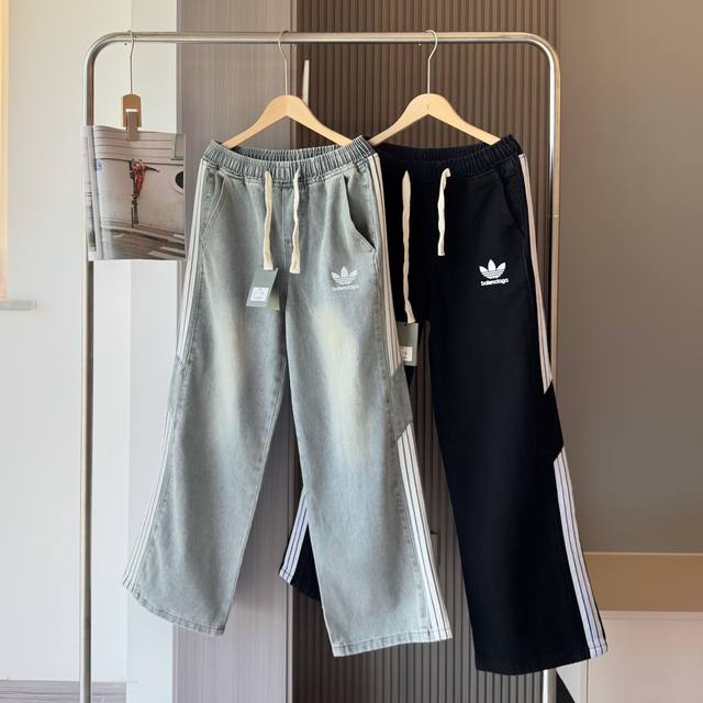 Blenciaga X Adidas Originals联名最火爆的牛仔裤 DDD 超级有范儿的一款牛仔裤，定制原版水洗牛仔面料，独特设计，顶级印花工艺字母图案