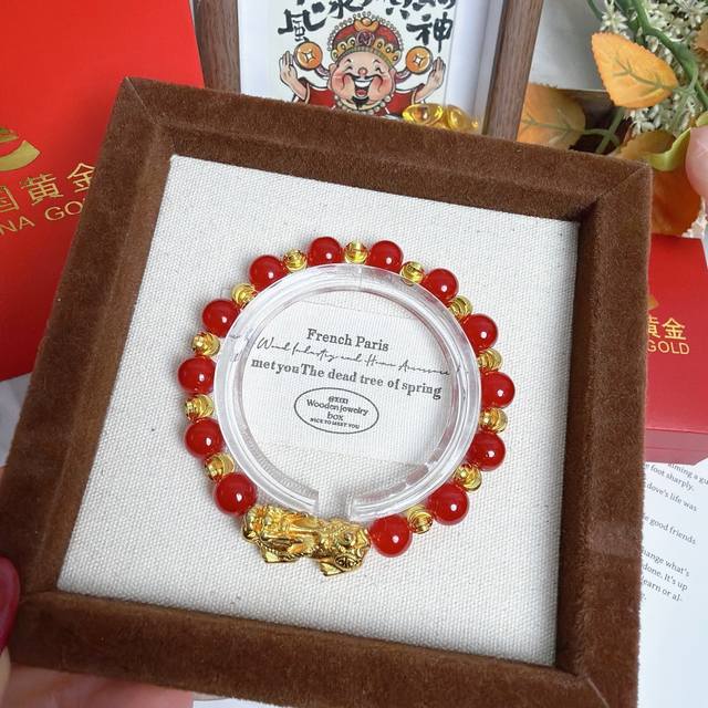 中国黄金红玛瑙貔貅弹力手串 中国黄金红玛瑙貔貅手串也太戳心了！艳红玛瑙珠搭配小金珠，颗颗莹润有光泽，足金貔貅雕刻得栩栩如生，招财纳福的寓意直接拉满～上手显白又显