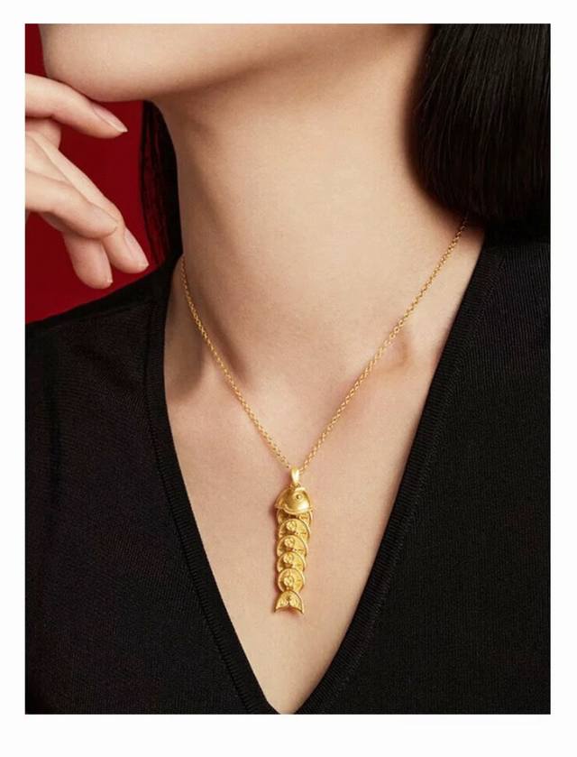 周大福金币锦鲤招财项链 这条周大福的金币锦鲤项链也太会拿捏好运了吧！ DDD 古法沙金打造的锦鲤造型，身子是一串带花纹的铜钱，又吉又贵 锦鲤招福、铜钱纳财，把“