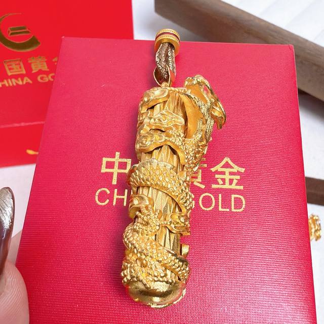 中国黄金盘龙柱挂坠礼盒包装配手提袋 把“龙运亨通”戴在身上！ DDD 这枚盘龙柱挂坠也太戳中式贵气审美了！ DDD 古法精雕盘龙缠柱纹，龙鳞、柱纹的细节都立体到