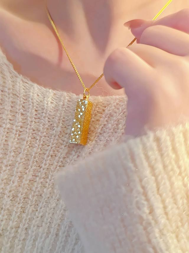 中国黄金碎冰冰八方来财吊坠与黄金万能链的组合，是传统黄金首饰的“年轻化升级”，既保留了黄金的保值与吉祥寓意，又通过工艺和结构设计适配现代穿搭需求， DDD 碎冰