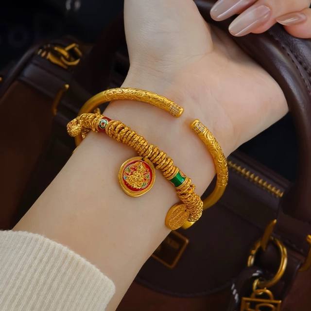 中国黄金韦雪同款黄财神盘缠手链情人节礼物 全套包装 这款黄金手链，把满满祝福都串起来啦 纳福牌、福牌传递祥瑞，五路财神、黄财神守护财运，路路通、如意包添顺遂，戴