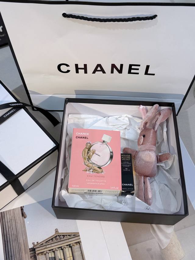 香奈儿Chanel限定邂逅粉兔礼盒 爆款返单到货 香奈儿粉邂逅限定礼盒把“心动氛围”打包带走配手提袋打包盒 DDD 谁能拒绝这盒自带温柔滤镜的香奈儿限定？ DD