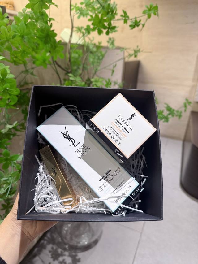 Ysl王炸礼盒 夜皇后洗面奶+夜皇后面霜+小金条1966 DDD 当 熬夜党救星 夜皇后系列，撞上 断货王 小金条1966 这盒黑金色礼盒，是把Ysl的性感与修