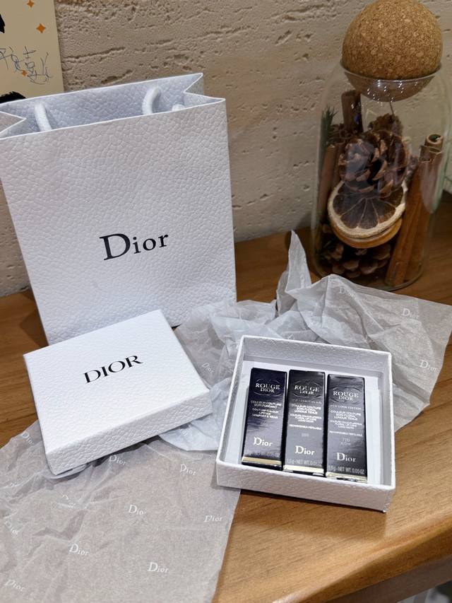 这波Dior千鸟格口红三件套真的杀疯了！把经典哑光 千鸟格 999王炸千鸟格720打包塞进礼盒，从包装到膏体全是高定质感 千鸟格壳子自带复古贵气，膏体浮雕Log
