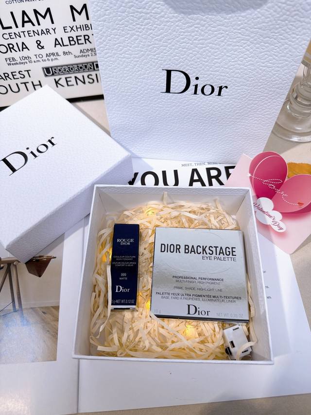 Dior九宫格眼影丝绒999礼盒高定礼盒 情人节对爱的人大胆表白。丝毫不掩饰自己心中的爱意，只想让自己的心声被对方所聆听。这才是彻底而完整的爱的抒怀。 DDD