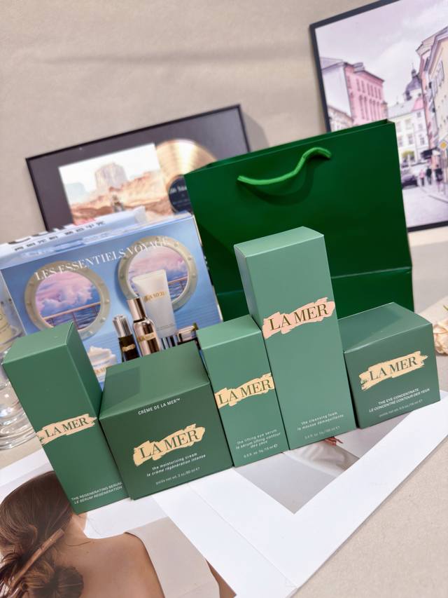 海蓝之谜奢宠五件套 免税店版本 配手提袋 海蓝之谜这套奢宠五件套直接把王牌修护单品一网打尽！包含60Ml经典精华面霜、100Ml璀璨净澈洁面泡沫、30Ml活颜焕