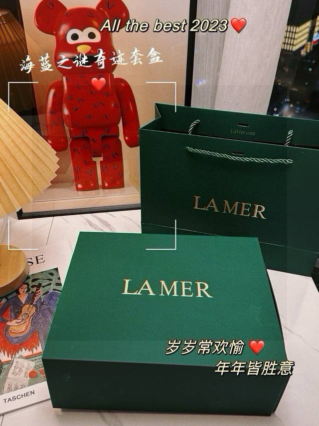 海蓝之谜奇迹套盒配专柜礼盒 手提袋Lamer 海蓝之谜你的第一个奇迹礼盒Lamer 奇迹工坊 中，奇迹能量已被打包成礼，将新生、希冀、焕变存于奇迹礼盒，以希冀绿