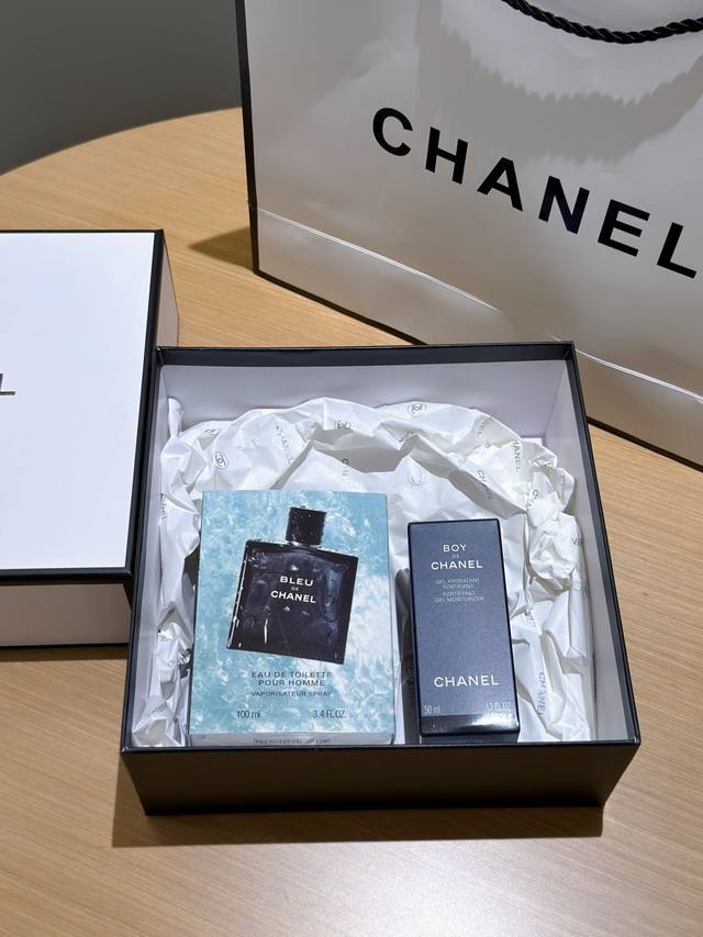 香奈儿蔚蓝奢宠礼盒香奈儿蔚蓝香水香奈儿男士保湿凝露两件套礼盒 礼盒包装配打包盒 DDD 当蔚蓝香氛的自由气息，邂逅Boy系列的清润守护，这份香奈儿男士专属礼盒，