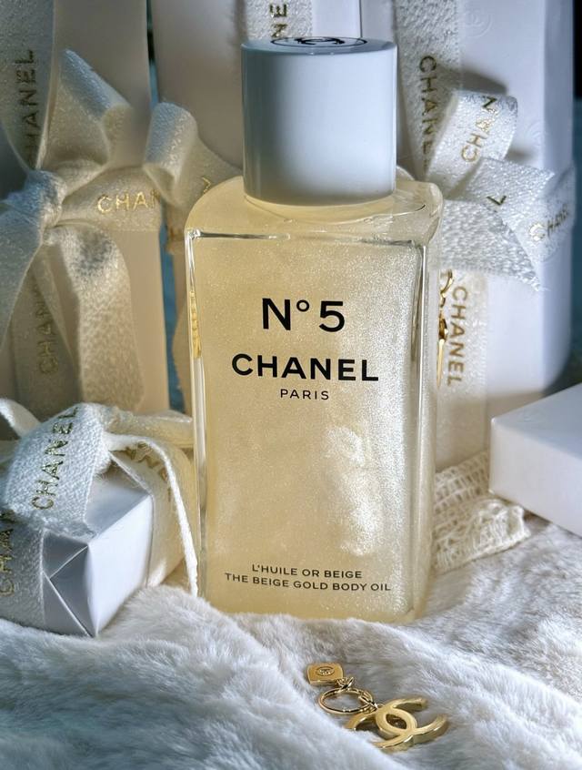 香奈儿鎏金5号精华油250Ml配专柜手提袋百年传奇，鎏金奢护当1921年的经典醛香遇上2025年的鎏金奢养，这瓶250Ml大容量精华油，把玛丽莲 梦露挚爱的优雅