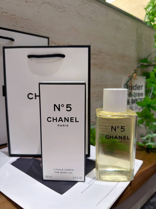 香奈儿N°5身体油250Ml大容量+专柜手提袋，把经典香焊在身上它带着N°5标志性的灵魂香调：前调是一上来就显贵的醛香，清冷又通透，像推开巴黎公寓窗的那缕晨间风
