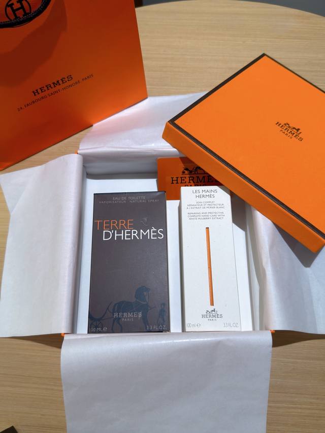 爱马仕大地香氛护手霜礼盒藏在橙盒里的奢雅仪式感 礼盒包装 配打包盒 DDD 当爱马仕大地香氛的醇厚木质调，邂逅品牌王牌护手霜的奢润呵护，这份橙盒礼盒堪称质感送礼