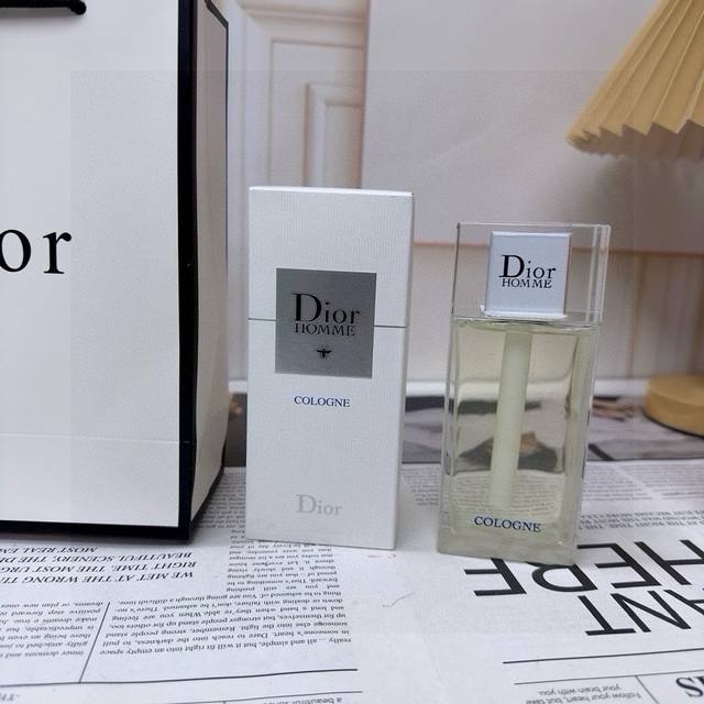 越南版本Dior桀骜男士古龙水125Ml越南进口海关扣押 配手提袋 高端商品 塑封拆毁不退换 敬请谅解！！喜欢淡香型的妹子们可以考虑入手的一款。瓶身设计非常简约