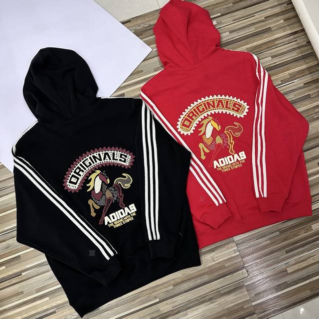 上新供 阿迪达斯三叶草卫衣男2026马年新年款Cny连帽套头衫密码0645 DDD 阿迪达斯春秋季新款情侣款男女同款马年限定连帽卫衣男士连帽卫衣万针刺绣Logo