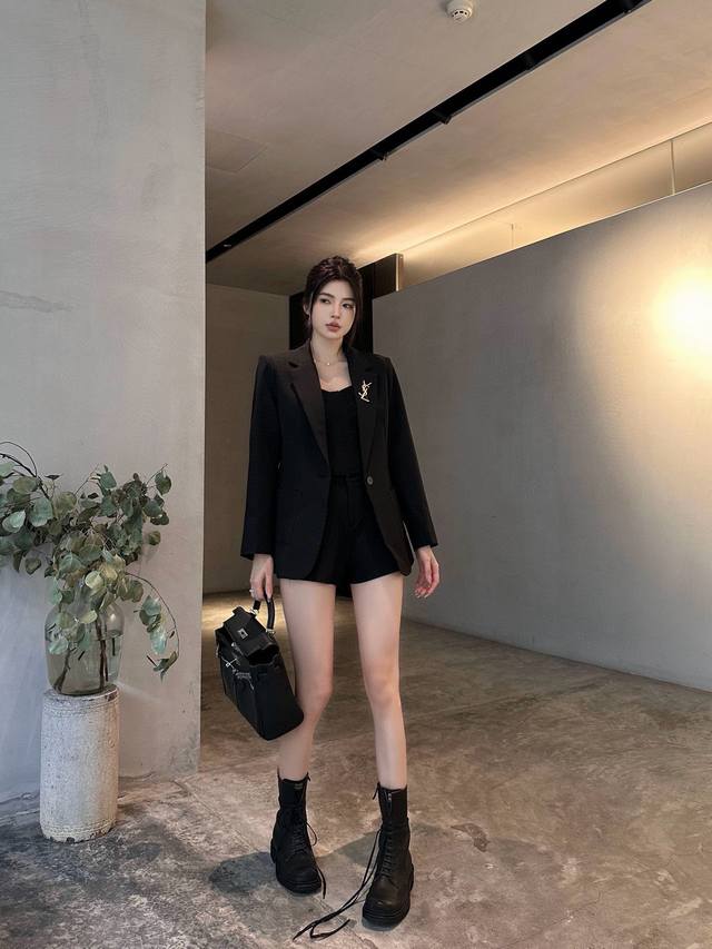 特价 DDD Ysl 圣罗兰 24Aw早秋新款垫肩西装外套 DDD 非常高级感 收腰显瘦气场款 订制面料料 比较有挺括感 很显气质的单品 可拆卸Logo别针 两