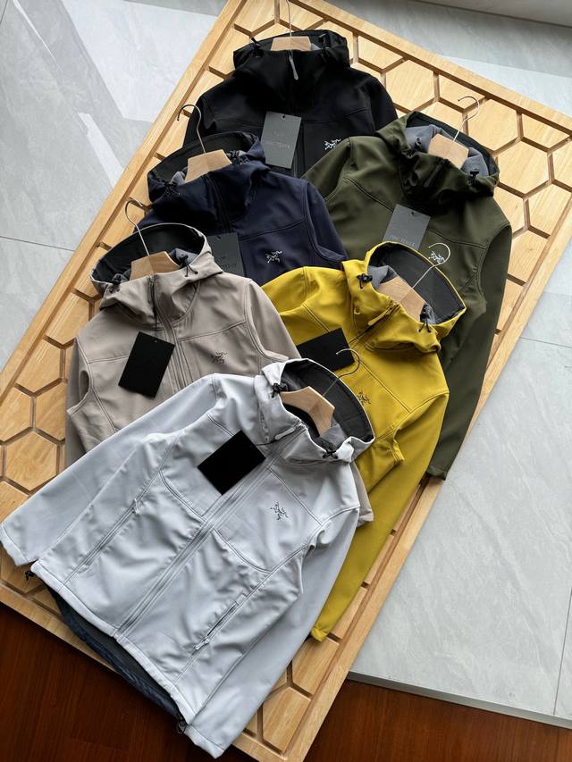 降价福利供 Arc'teryx 始祖鸟25 款爆款来袭户冲锋衣软壳防风冲锋衣情侣款，全天候系列软壳冲锋衣外套 DDD 每个登山徒步者的心中，都有一座高山去征服。