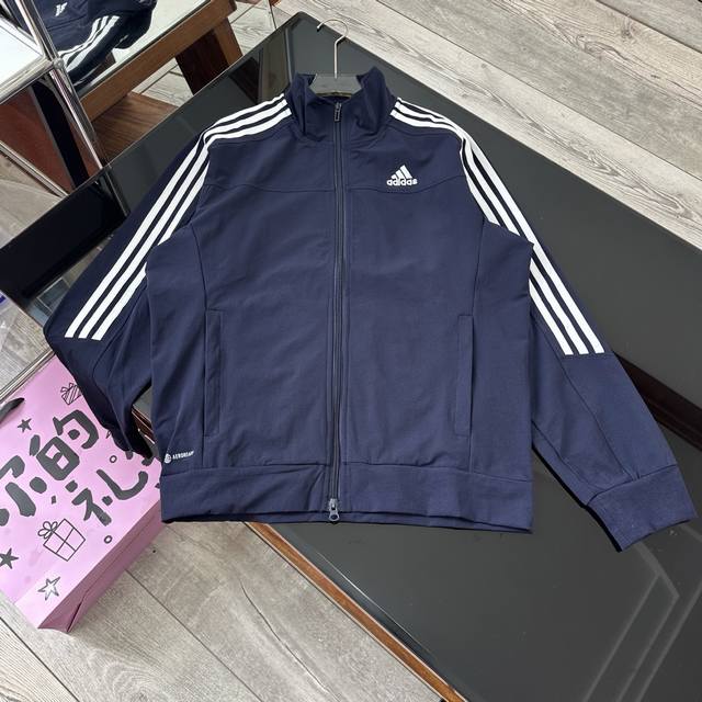 Adidas阿迪达斯Qq糖同款立领三条杠情侣夹克外套｜市场最高版本 DDD 1949年，Adolf Dassler在德国创立了阿迪达斯，从诞生之初，它就致力于为