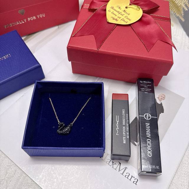 施华洛世奇黑天鹅礼盒 情人节礼物 超值的情人节女士限定施华洛世奇黑天鹅项链+Mac646+阿玛尼唇釉真的是妹子们的心头爱啊！节日紧俏款，售完无！真的炒鸡好看的节