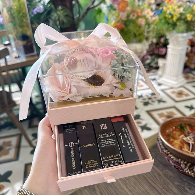 亚克力四彩正装礼盒 节日必入 DDD 节日送礼选它准赢 亚克力礼盒藏惊喜 DDD 上层繁花簇拥，浪漫氛围拉满 DDD 下层王牌集结： DDD Mac602 经典