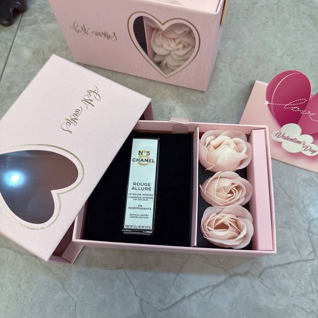 香奈儿5号176口红礼盒 DDD 粉金邂逅，浪漫满格 DDD 心形开窗设计，藏着香奈儿5号176口红 与三朵温柔粉玫瑰 DDD 香奈儿口红，经典色号176，一抹