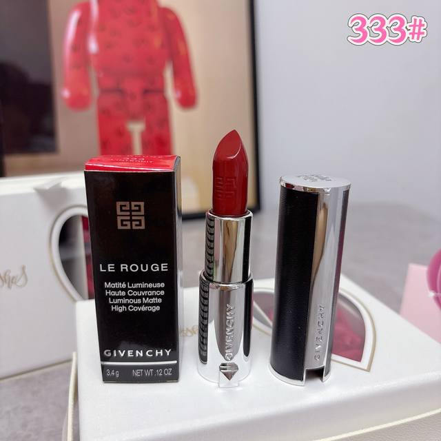 纪梵希333小羊皮花礼盒来炸场啦！打开礼盒，纪梵希经典的小羊皮口红映入眼帘，细腻皮革质感外壳，握在手里尽显奢华。333 号色是超绝的枫叶红 ，浓郁饱满的色泽，薄