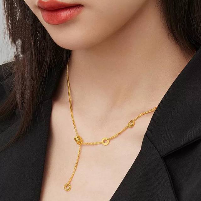 项链 手链 宝格丽同款 全套包装 “小蛮腰”系列谁戴谁好看黄金版“小美好”谁戴谁温柔谁懂啊！被这套黄金首饰狠狠拿捏项链的小蛮腰＋圆环设计，精致又灵动手链上的字母