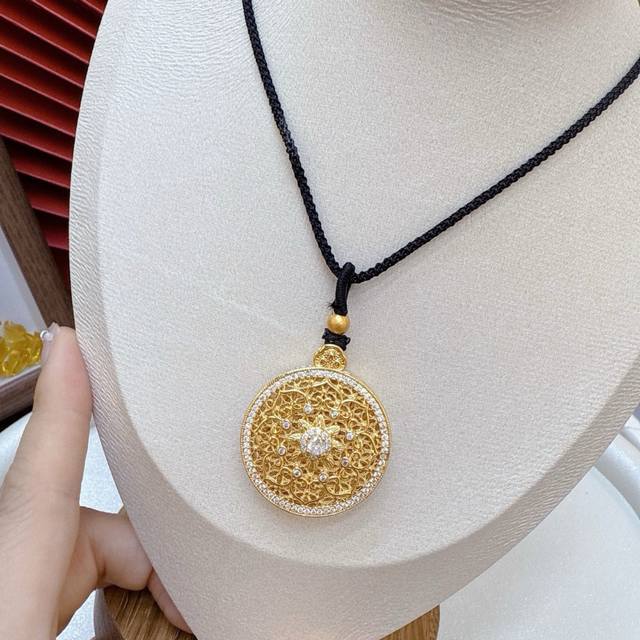 双面镶钻罗盘配黑绳 暗夜星辰耀世双面，藏纳乾坤正反满镶钻，如星河倾泻，360°折射夺目光华；八宝图腾暗刻鎏金，传承东方祥瑞，掌心转动间，运势自成格局。 DDD