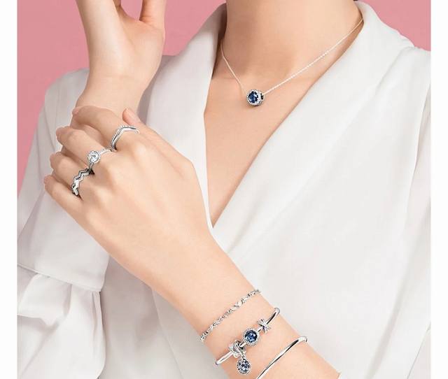 蓝色潘多拉海洋之心项链，925银材质 唤起你内心深处的海洋之梦 海洋之心，象征着深邃无垠的大海，蕴含着无尽的神秘与浪漫 潘多拉以其精湛的工艺，将海洋之心完美呈现