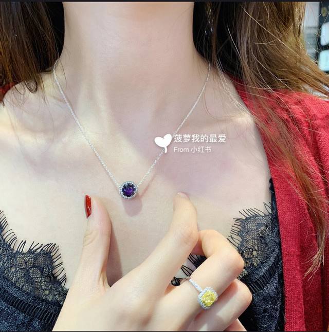 紫色潘多拉海洋之心项链，925银材质 唤起你内心深处的海洋之梦 海洋之心，象征着深邃无垠的大海，蕴含着无尽的神秘与浪漫 潘多拉以其精湛的工艺，将海洋之心完美呈现