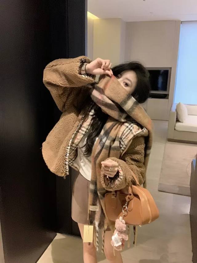 巴宝莉冬款加厚外套 DDD Bbr秋冬卖爆的毛羔外套 DDD 内里采用经典格纹设计，棕色毛羔材质柔软又保暖，秋冬穿超合适！袖口和衣身拼接格纹，英伦风满满，复古感