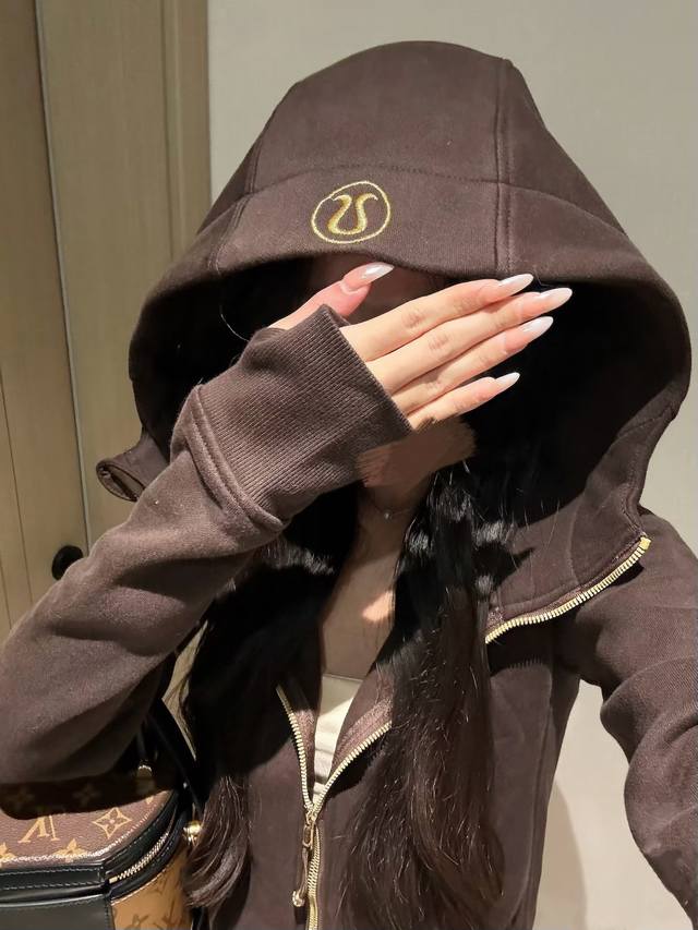 咖啡色 ，加绒款，Lululemon草莓奶昔360度无死角修身款加绒金色拉链卫衣外套，Lululemon露露乐檬Scuba系列女士全拉链修身长袖连帽衫金标外套，